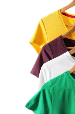 T-shirt beyaz arka plan üzerinde