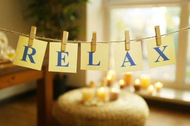 Basılı kelime Relax kartlarla