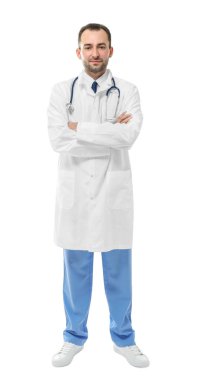 Beyaz arka plan üzerinde yakışıklı erkek doktor