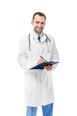 Beyaz arka planda pano ile yakışıklı erkek doktor
