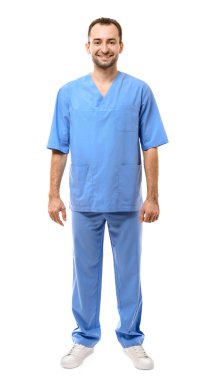 Beyaz arka plan üzerinde yakışıklı erkek doktor
