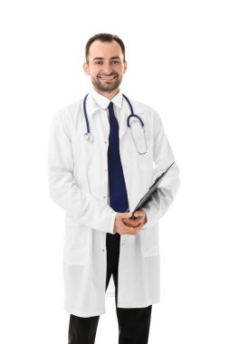 Beyaz arka planda pano ile yakışıklı erkek doktor
