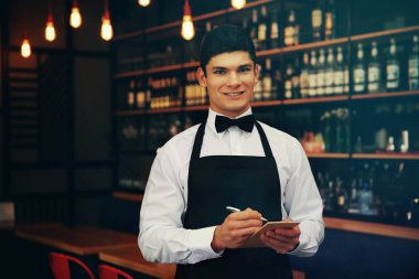 Yakışıklı erkek garson Cafe