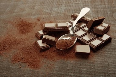 Çikolata parçaları ve kaşık kırık