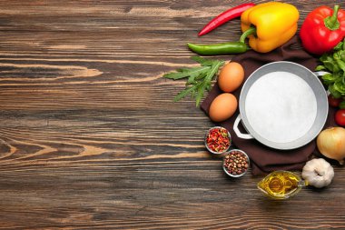 Ürün ve baharatlar ile tencere