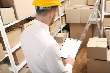 Ambar içinde clipboard ile işadamı