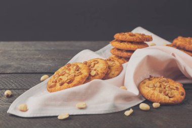 Peçete üzerinde fıstık kurabiye