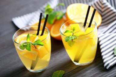 İki bardak taze limonata ile