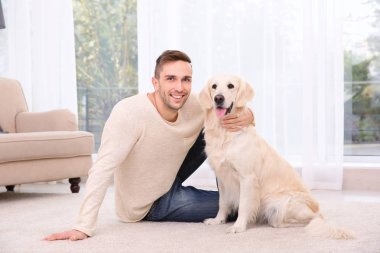 köpekli yakışıklı adam 