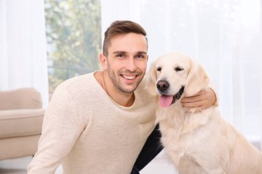 köpekli yakışıklı adam 
