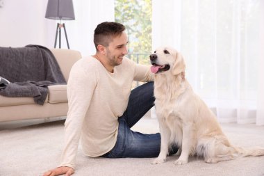 köpekli yakışıklı adam 