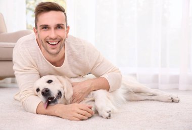 köpekli yakışıklı adam 