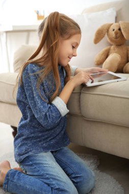 Tabletli tatlı kız. 