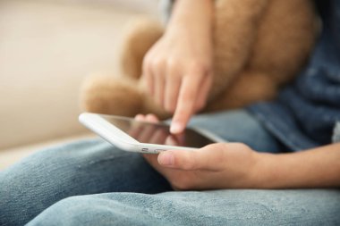 Cep telefonu evde, closeup ile şirin kız