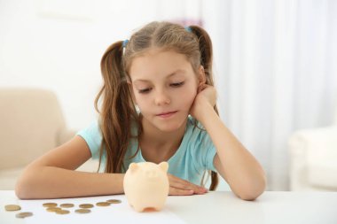 kumbara ile şirin kız  