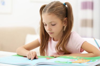 Kitap okuyan tatlı bir kız. 