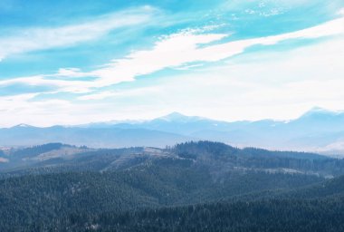 Dağları olan güzel bir manzara