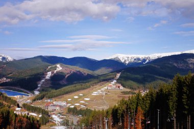 Dağlarda modern resort