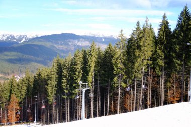 Dağlarda modern teleferik