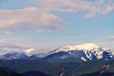Dağları olan güzel bir manzara