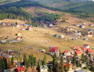 Dağlarda güzel modern tesis