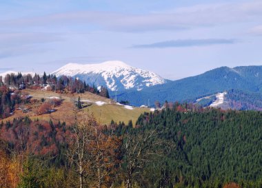 Dağları olan güzel bir manzara
