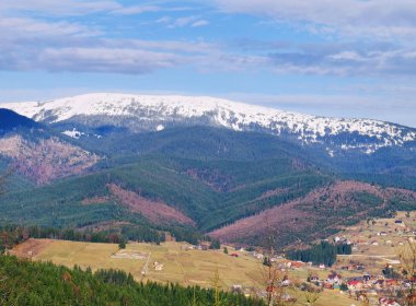 Dağları olan güzel bir manzara