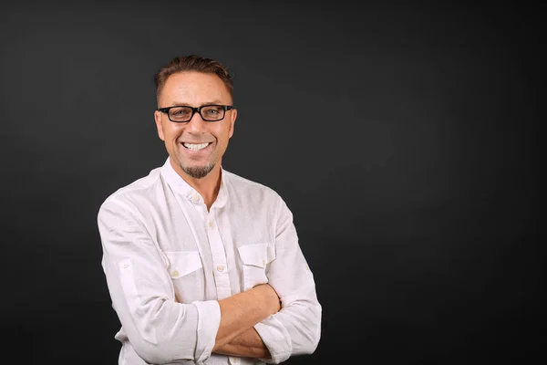 Hombre guapo sobre fondo negro — Foto de Stock