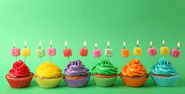 Geburtstag Cupcakes mit Kerzen — Stockfoto