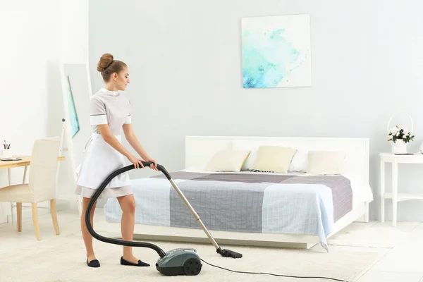 Oda hizmetçisi temizlik Oda — Stok fotoğraf