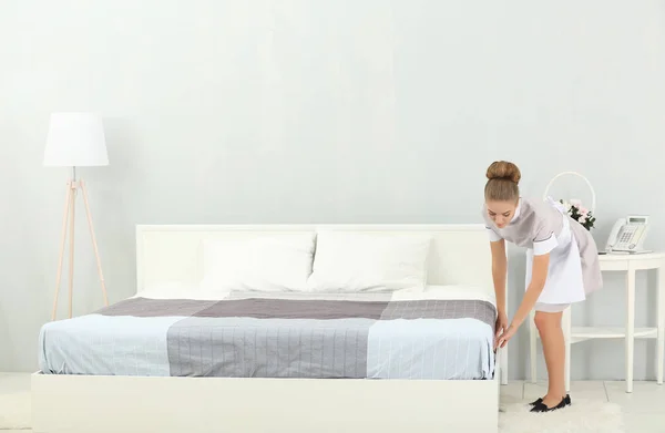 Pokojówka podejmowania łóżko — Zdjęcie stockowe