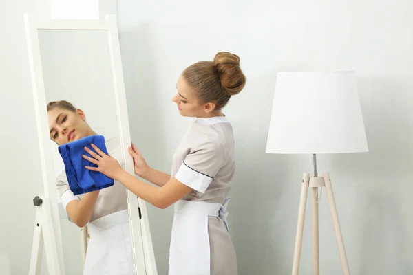 Miroir de nettoyage Chambermaid avec essuie-glace — Photo