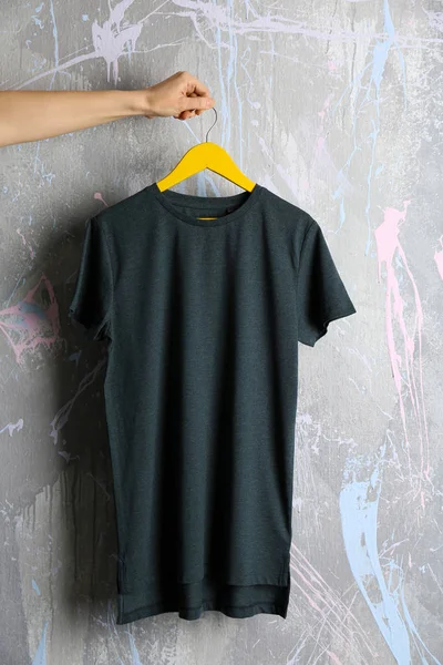 Blank dark t-shirt — Stock Photo, Image