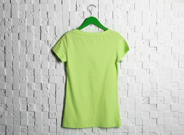 빈 녹색 t-셔츠 — 스톡 사진
