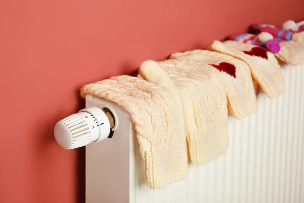 Warm Knitted Mittens Drying Heating Radiator Pink Wall Background — Stock Photo, Image