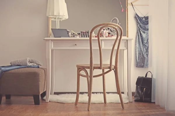 Cosméticos en la mesa en la habitación — Foto de Stock