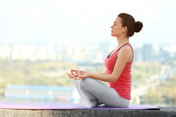 Giovane donna che fa esercizi di yoga — Foto Stock