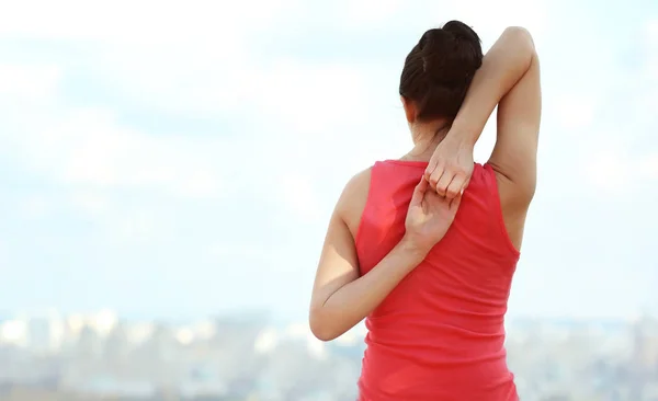 Giovane donna che fa esercizi di yoga — Foto Stock