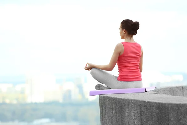 Jonge vrouw doet yoga oefeningen — Stockfoto