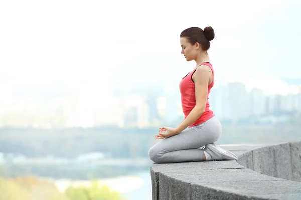 Giovane donna che fa esercizi di yoga — Foto Stock