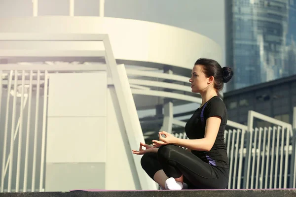 Jonge vrouw doet yoga oefeningen — Stockfoto