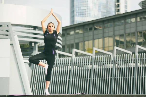 Giovane donna che fa esercizi di yoga — Foto Stock