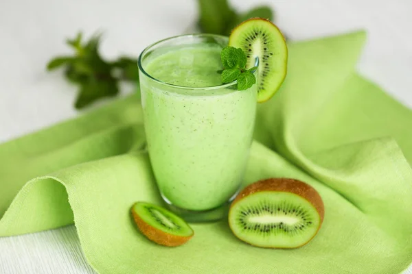 Vidro de kiwi smoothie — Fotografia de Stock