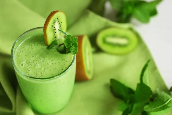 Glass of kiwi smoothie — Stock Photo, Image