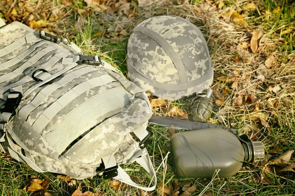 Militär auf Gras gesetzt — Stockfoto