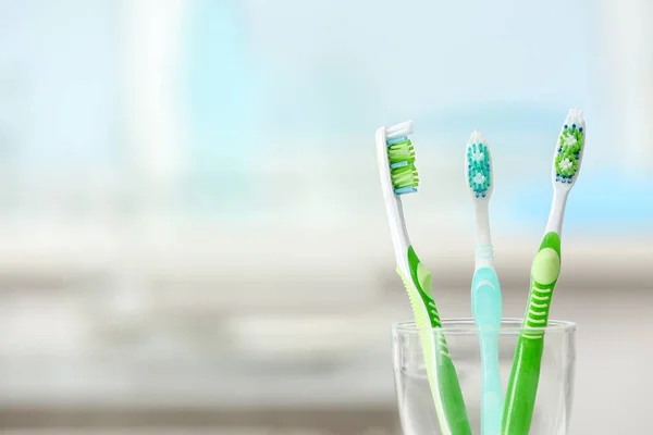 Kleurrijke tandenborstels in glas — Stockfoto