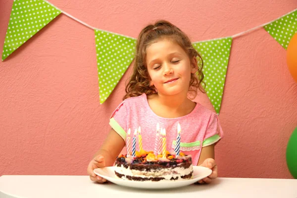 Niña Divertida Con Pastel Cumpleaños Casa — Foto de Stock