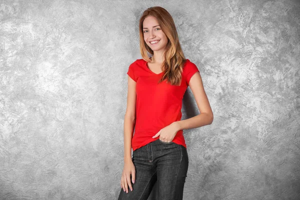 Young woman in blank t-shirt — Stock Photo, Image