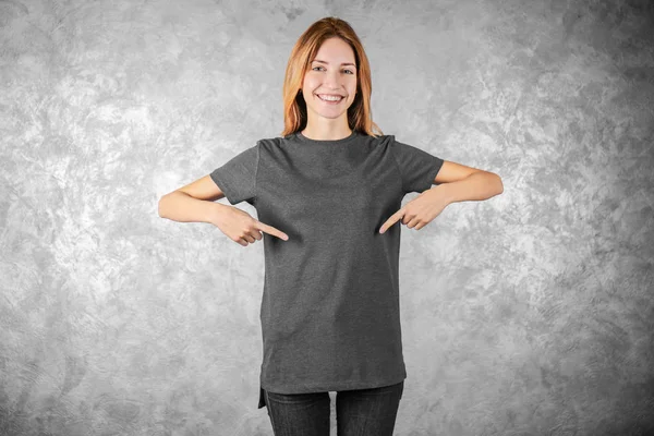 Mujer joven en camiseta en blanco —  Fotos de Stock