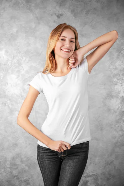 Młoda kobieta w puste t-shirt — Zdjęcie stockowe